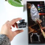 ⁦قلم ريشة مع حبر بألوان متعددة K10-8 عبوة لون أسود⁩ - الصورة ⁦4⁩