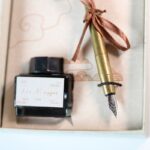 ⁦قلم ريشة مع حبر بألوان متعددة K10-8 عبوة لون أخضر⁩ - الصورة ⁦3⁩