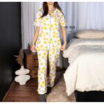 بجامة قطنية بأزرار وأكمام قصيرة للنساء لون أبيض برسومات ليمون من Sami boutique