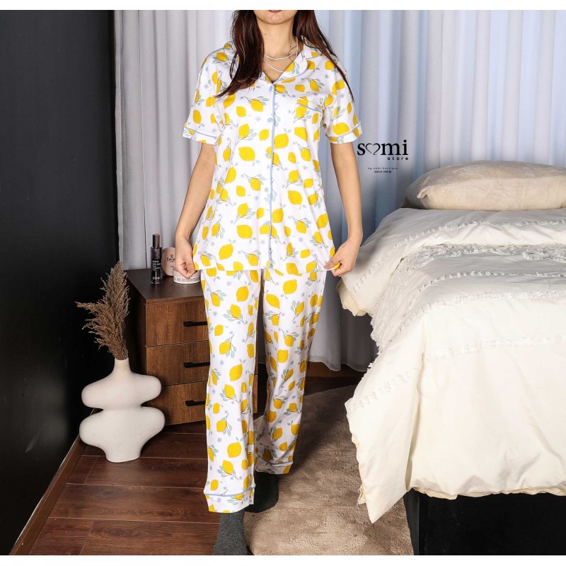 ⁦بجامة قطنية بأزرار وأكمام قصيرة للنساء لون أبيض برسومات ليمون من Sami boutique⁩ - الصورة ⁦1⁩