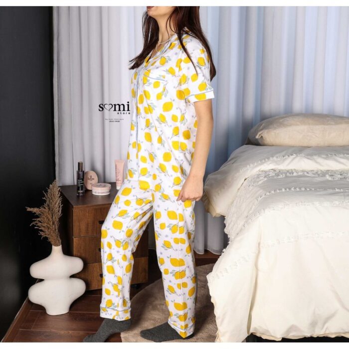 ⁦بجامة قطنية بأزرار وأكمام قصيرة للنساء لون أبيض برسومات ليمون من Sami boutique⁩ - الصورة ⁦2⁩