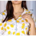 ⁦بجامة قطنية بأزرار وأكمام قصيرة للنساء لون أبيض برسومات ليمون من Sami boutique⁩ - الصورة ⁦3⁩