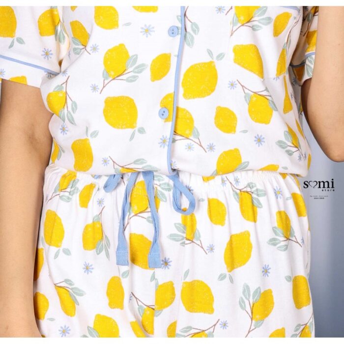 ⁦بجامة قطنية بأزرار وأكمام قصيرة للنساء لون أبيض برسومات ليمون من Sami boutique⁩ - الصورة ⁦4⁩