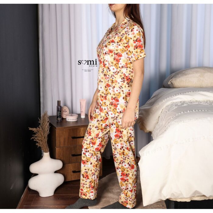 ⁦بجامة قطنية بأزرار وأكمام قصيرة للنساء لون أبيض برسومات ورد من Sami boutique⁩ - الصورة ⁦2⁩