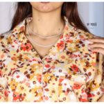 ⁦بجامة قطنية بأزرار وأكمام قصيرة للنساء لون أبيض برسومات ورد من Sami boutique⁩ - الصورة ⁦3⁩