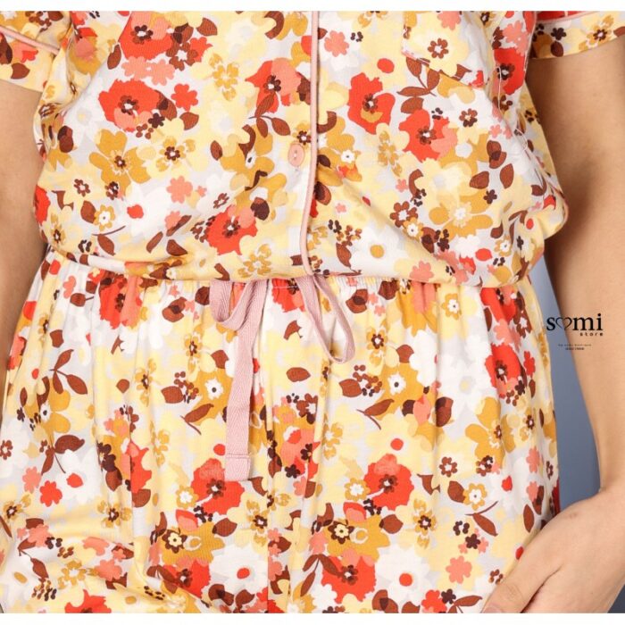 ⁦بجامة قطنية بأزرار وأكمام قصيرة للنساء لون أبيض برسومات ورد من Sami boutique⁩ - الصورة ⁦4⁩