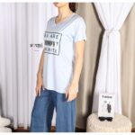 ⁦تيشيرت قطنية بأكمام قصيرة بتصميم مطبوع للنساء لون أزرق فاتح من Sami boutique⁩ - الصورة ⁦2⁩