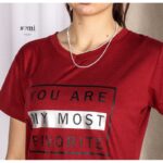 ⁦تيشيرت قطنية بأكمام قصيرة بتصميم مطبوع للنساء لون أحمر من Sami boutique⁩ - الصورة ⁦2⁩