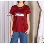 ⁦تيشيرت قطنية بأكمام قصيرة بتصميم مطبوع للنساء لون أحمر من Sami boutique⁩ - الصورة ⁦3⁩