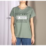 ⁦تيشيرت قطنية بأكمام قصيرة بتصميم مطبوع للنساء لون زيتي فاتح من Sami boutique⁩ - الصورة ⁦2⁩