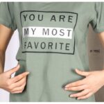 ⁦تيشيرت قطنية بأكمام قصيرة بتصميم مطبوع للنساء لون زيتي فاتح من Sami boutique⁩ - الصورة ⁦3⁩