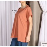 ⁦تيشيرت قطنية بأكمام قصيرة للنساء لون كرميدي فاتح من Sami boutique⁩ - الصورة ⁦2⁩