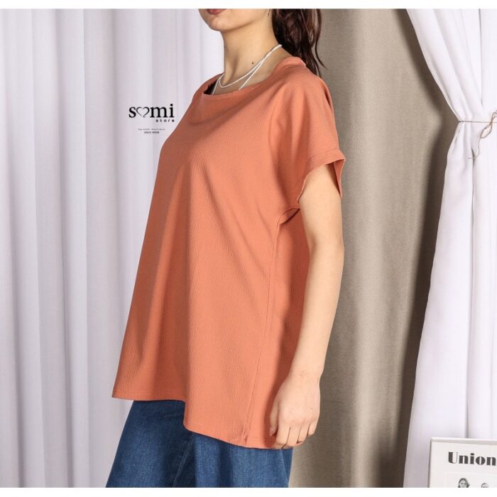 ⁦تيشيرت قطنية بأكمام قصيرة للنساء لون كرميدي فاتح من Sami boutique⁩ - الصورة ⁦2⁩