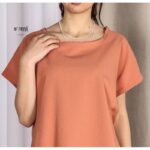 ⁦تيشيرت قطنية بأكمام قصيرة للنساء لون كرميدي فاتح من Sami boutique⁩ - الصورة ⁦3⁩