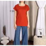 ⁦تيشيرت قطنية بأكمام قصيرة للنساء لون أحمر من Sami boutique⁩ - الصورة ⁦2⁩