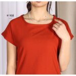⁦تيشيرت قطنية بأكمام قصيرة للنساء لون أحمر من Sami boutique⁩ - الصورة ⁦3⁩