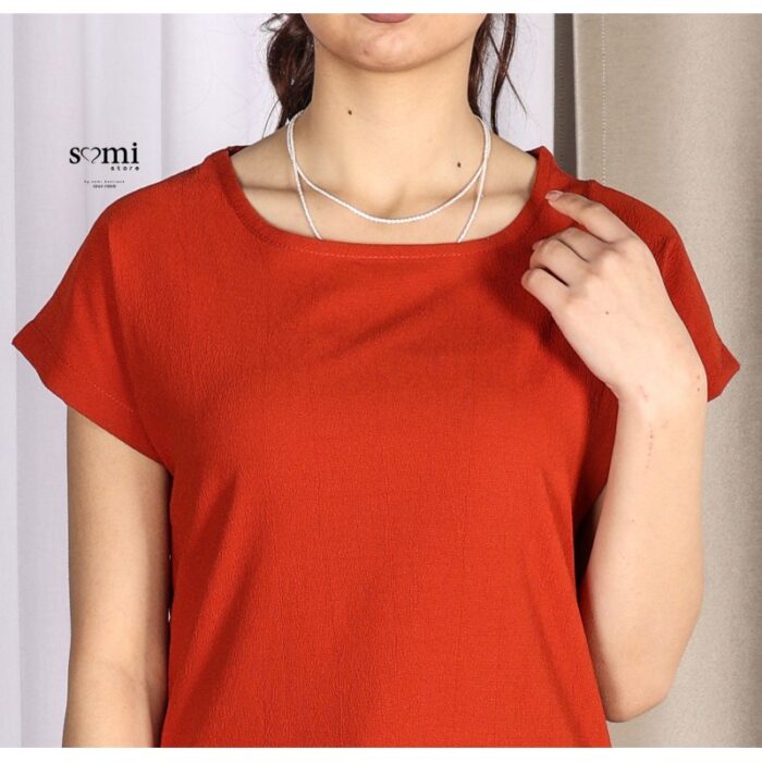 ⁦تيشيرت قطنية بأكمام قصيرة للنساء لون أحمر من Sami boutique⁩ - الصورة ⁦3⁩