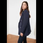 ⁦جاكيت تريندول بأزرار مُبطن للنساء لون كحلي⁩ - الصورة ⁦2⁩