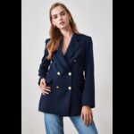 ⁦جاكيت تريندول بأزرار مُبطن للنساء لون كحلي⁩ - الصورة ⁦6⁩