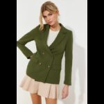 ⁦جاكيت تريندول بأزرار مُبطن للنساء لون زيتي غامق⁩ - الصورة ⁦2⁩