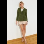 ⁦جاكيت تريندول بأزرار مُبطن للنساء لون زيتي غامق⁩ - الصورة ⁦3⁩