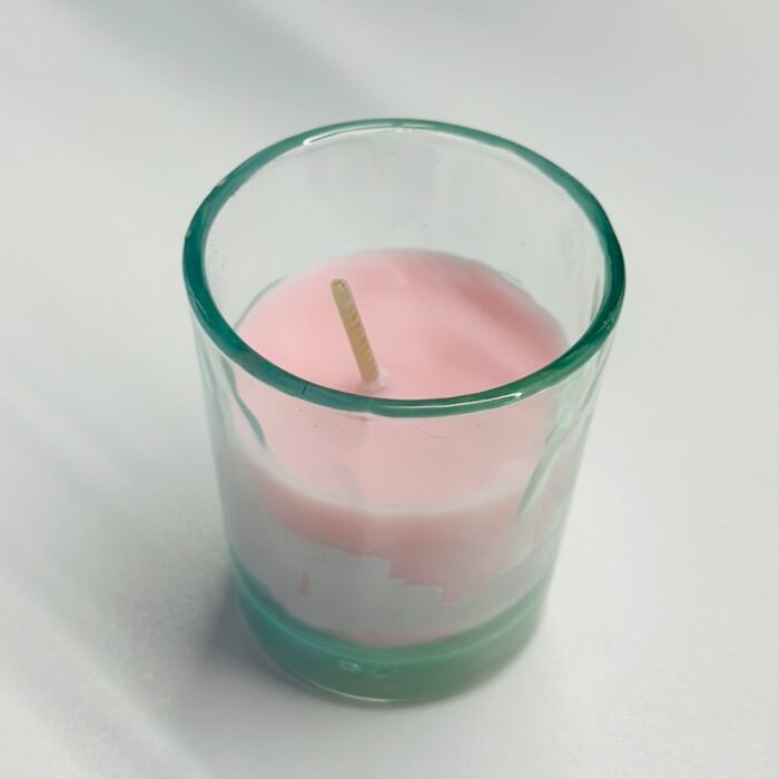 10331592_67db9bd5b3bbd كوب زجاجي مع شمعة معطرة بروائح جميلة 220 غم زهري - الصورة 1