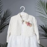 ⁦طقم فستان للأطفال لون أبيض وسكري⁩ - الصورة ⁦2⁩