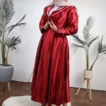 ⁦طقم ستان مكون من 3 قطع للنساء لون خمري وأبيض⁩ - الصورة ⁦3⁩