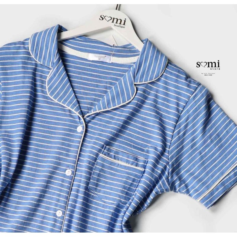 ⁦بجامة قطنية بأزرار وأكمام قصيرة مقلم للنساء لون أزرق فاتح مخطط أبيض من Sami boutique⁩ - الصورة ⁦1⁩