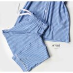 ⁦بجامة قطنية بأزرار وأكمام قصيرة مقلم للنساء لون أزرق فاتح مخطط أبيض من Sami boutique⁩ - الصورة ⁦2⁩