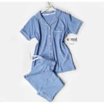 ⁦بجامة قطنية بأزرار وأكمام قصيرة مقلم للنساء لون أزرق فاتح مخطط أبيض من Sami boutique⁩ - الصورة ⁦3⁩