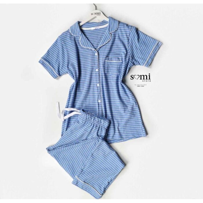 ⁦بجامة قطنية بأزرار وأكمام قصيرة مقلم للنساء لون أزرق فاتح مخطط أبيض من Sami boutique⁩ - الصورة ⁦3⁩