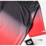 ⁦طقم رياضي (ترينغ) مُكون من قطعتين للرجال لون أسود وأحمر من Sami Boutique⁩ - الصورة ⁦2⁩