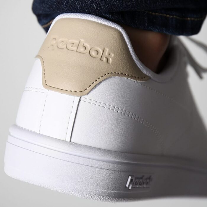 ⁦حذاء ريبوك كورت كلين للجنسين لون أبيض وبيج ونعل أبيض - Reebok Unisex' Court Clean Shoes⁩ - الصورة ⁦4⁩