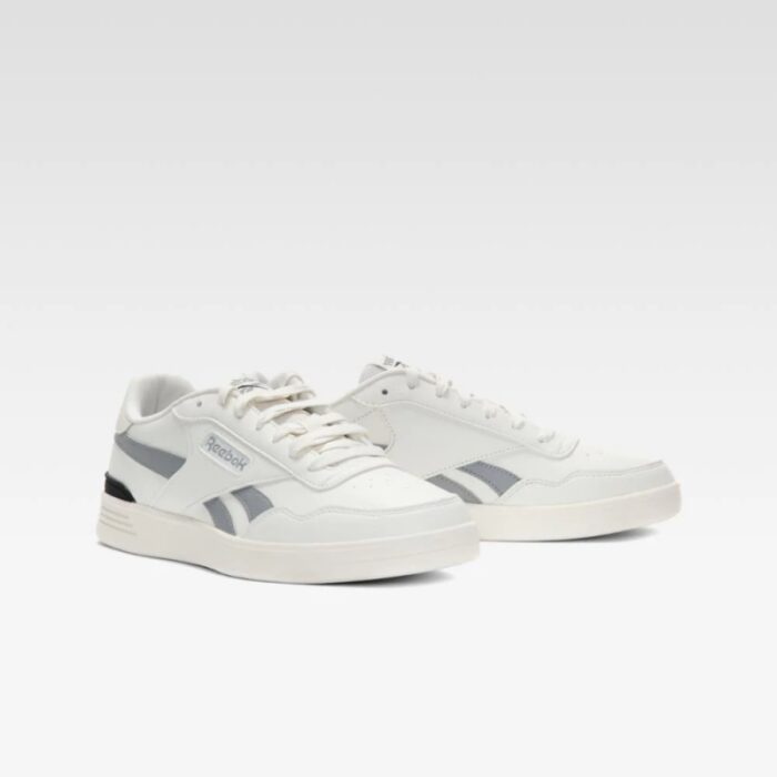 ⁦حذاء ريبوك كورت أدفانس كليب للرجال لون أبيض ورمادي ونعل أبيض- Reebok Men' Court Advance Clip Shoes⁩ - الصورة ⁦2⁩