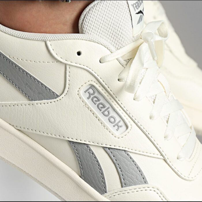 ⁦حذاء ريبوك كورت أدفانس كليب للرجال لون أبيض ورمادي ونعل أبيض- Reebok Men' Court Advance Clip Shoes⁩ - الصورة ⁦8⁩