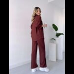 ⁦طقم تريندول مُكون من قطعتين (قميص+بنطلون) للنساء لون بني⁩ - الصورة ⁦2⁩