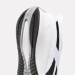 ⁦حذاء ريبوك اينيرجن تك بلس للجنسين لون أبيض وأسود ونعل أبيض- Reebok Unisex' Energen Tech Plus Shoes⁩ - الصورة ⁦3⁩