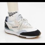 ⁦حذاء ريبوك ال اكس 2200 للجنسين لون رمادي وكحلي ونعل أبيض- Reebok Unisex' LX2200 Shoes⁩ - الصورة ⁦12⁩