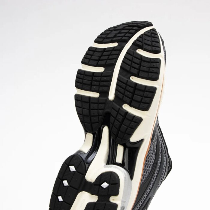 ⁦حذاء ريبوك بريمير بامب باريز للجنسين لون رمادي غامق واسود ونعل بيج- Reebok Unisex' Premier Pump Paris Trainer Shoes⁩ - الصورة ⁦7⁩