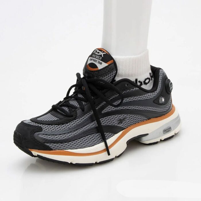 ⁦حذاء ريبوك بريمير بامب باريز للجنسين لون رمادي غامق واسود ونعل بيج- Reebok Unisex' Premier Pump Paris Trainer Shoes⁩ - الصورة ⁦10⁩