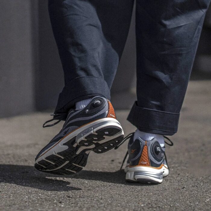 ⁦حذاء ريبوك بريمير بامب باريز للجنسين لون رمادي غامق واسود ونعل بيج- Reebok Unisex' Premier Pump Paris Trainer Shoes⁩ - الصورة ⁦13⁩