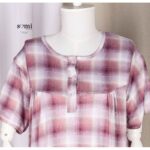 ⁦فستان نوم بيتي قماش ناعم للنساء لون خمري وأبيض من Sami boutique⁩ - الصورة ⁦2⁩