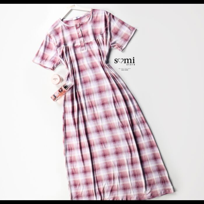 ⁦فستان نوم بيتي قماش ناعم للنساء لون خمري وأبيض من Sami boutique⁩ - الصورة ⁦3⁩