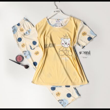 بجامة قطنية بأكمام قصيرة بتصميم رسومات دب للنساء لون أصفر وبيج من Sami boutique