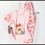 بجامة قطنية بأكمام قصيرة بتصميم رسومات دب وكيكة للنساء لون زهري من Sami boutique