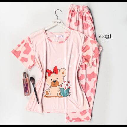 بجامة قطنية بأكمام قصيرة بتصميم رسومات دب وكيكة للنساء لون زهري من Sami boutique