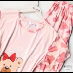 ⁦بجامة قطنية بأكمام قصيرة بتصميم رسومات دب وكيكة للنساء لون زهري من Sami boutique⁩ - الصورة ⁦2⁩