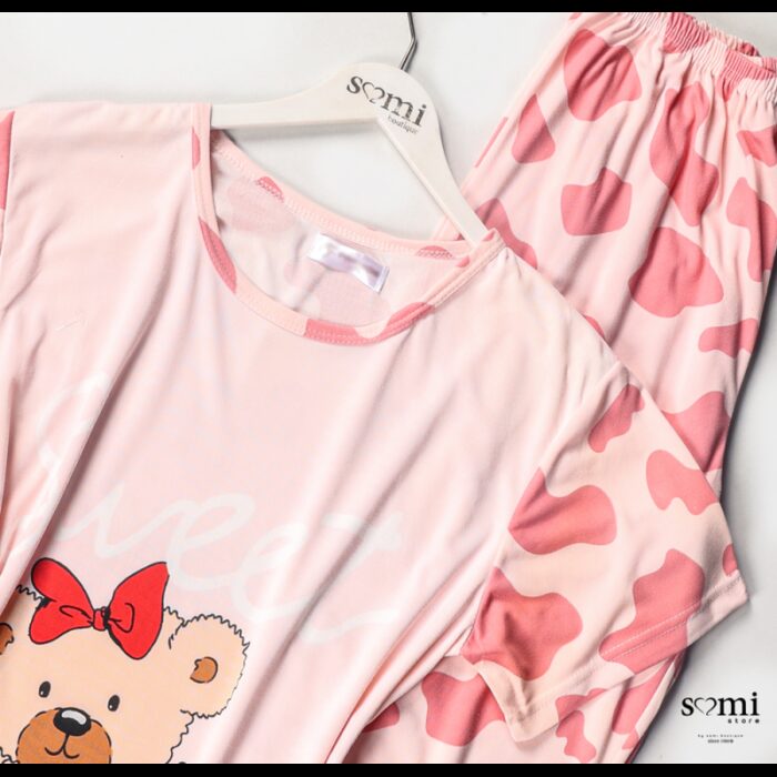 ⁦بجامة قطنية بأكمام قصيرة بتصميم رسومات دب وكيكة للنساء لون زهري من Sami boutique⁩ - الصورة ⁦2⁩