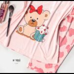 ⁦بجامة قطنية بأكمام قصيرة بتصميم رسومات دب وكيكة للنساء لون زهري من Sami boutique⁩ - الصورة ⁦3⁩